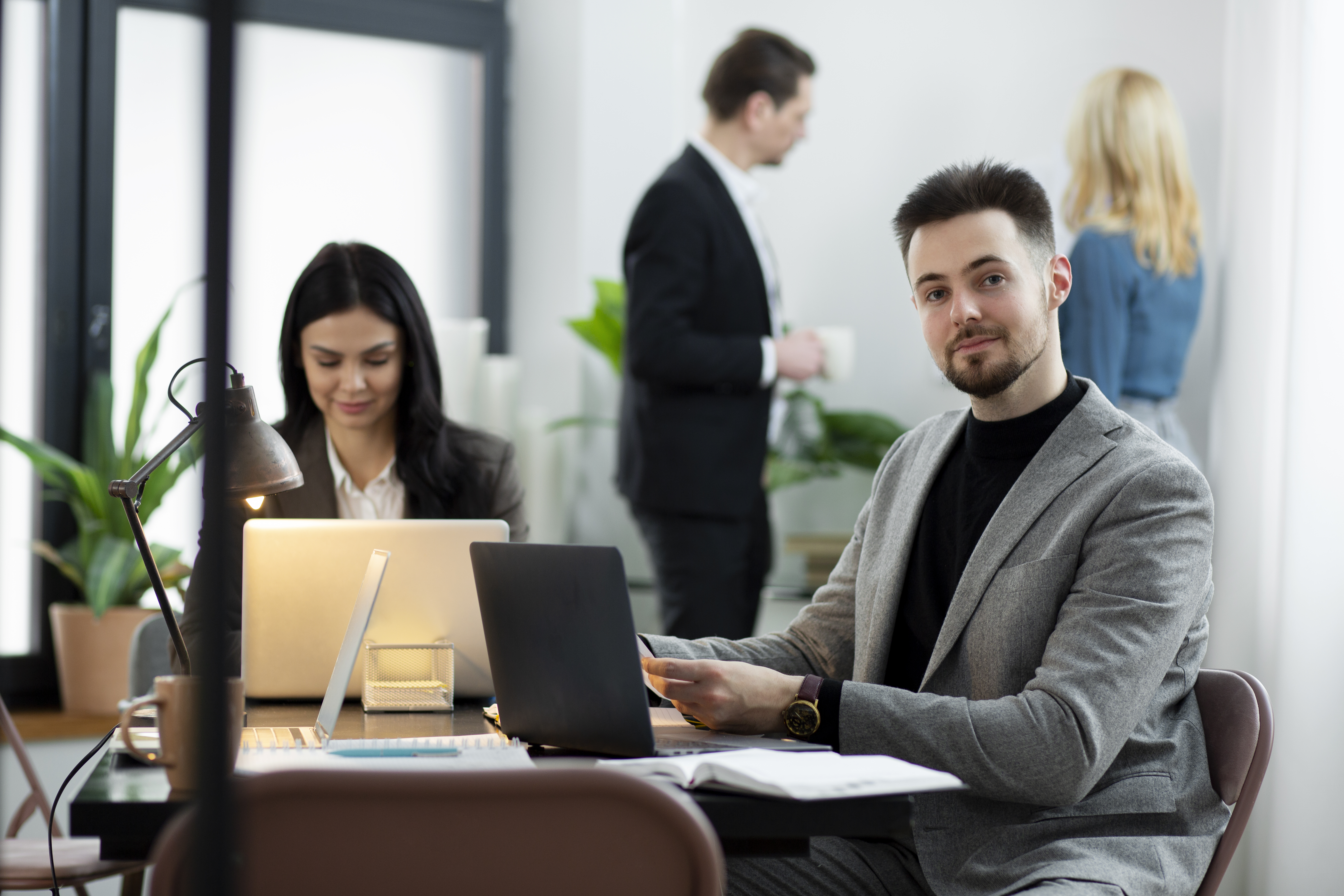 medium-shot-people-working-desk
